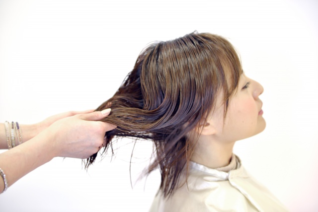 髪のぱさぱさを予防するヘアケア方法