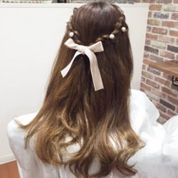 前髪を可愛くアレンジ 男ウケ間違いなしの 女の子感溢れる姫系ハーフアップ ヘアレシピ 頭美人