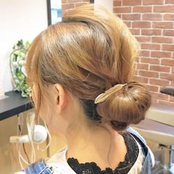 寒い日の首元ボリュームコーデに 簡単お団子ヘア ヘアレシピ 頭美人