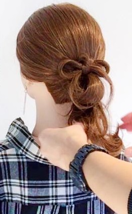 ヘアアクセサリーがなくても周りと差がつく◎髪でつくるリボンがキュートなまとめ髪アレンジ3