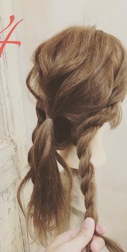 周りと差をつけられるヘアアクセサリー☆ヘアバトンにぴったりの編み下ろしアレンジ4